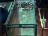 une table en verre sur laquelle est posé un ordinateur portable, dans le salon