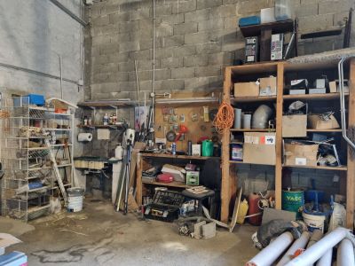 une pièce remplie d'une multitude d'outils et de nombreuses étagères