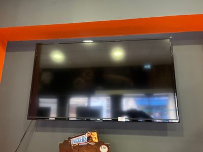 un grand téléviseur à écran plat fixé au mur dans une pièce