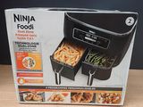 Coffret contenant une friteuse Ninja avec des frites et des haricots verts