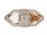 un gros plan d'une bague ornée de deux pierres de couleurs différentes