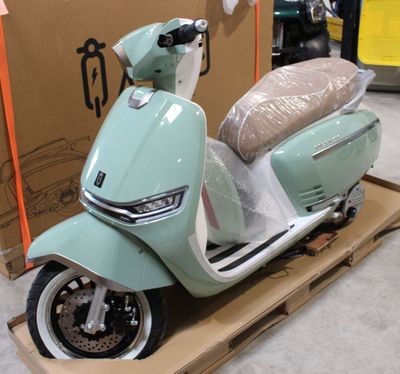 un scooter posé sur une boîte dans une pièce