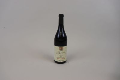 une bouteille de vin posée sur une table