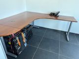 un bureau d'ordinateur sur lequel est posé un téléphone