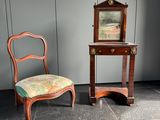 deux chaises et une table sur laquelle est posé un miroir