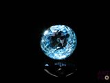 gros plan d'un diamant bleu sur une surface noire