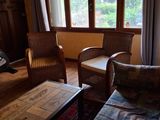 un salon avec deux fauteuils et un canapé