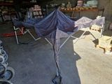 un parapluie violet qui se trouve dans un garage