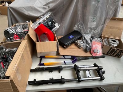 une table sur laquelle sont posés plusieurs outils
