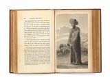 un livre ouvert sur lequel figure l'image d'un homme portant un chapeau et un manteau