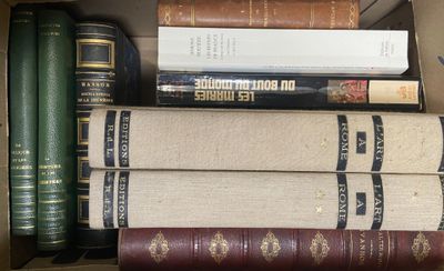 plusieurs livres empilés dans une boîte