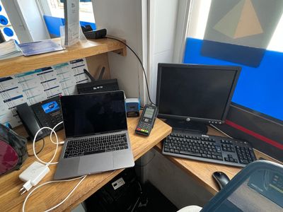 deux ordinateurs portables et un téléphone posés sur un bureau dans une pièce
