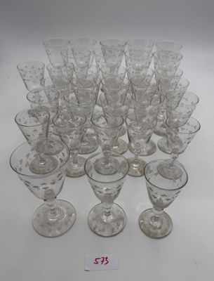 douze verres à vin transparents sont alignés sur une surface blanche