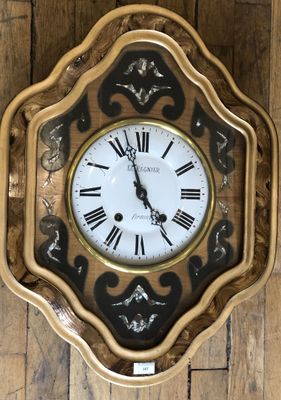 Pendule oeil de boeuf à décor burgoté, le cadran émaillé à c… - Photo 1