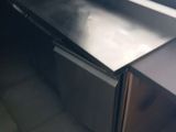 une image d'une cuisine avec une cuisinière et un lave-vaisselle