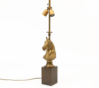 une image représentant une lampe surmontée d'une tête de cheval