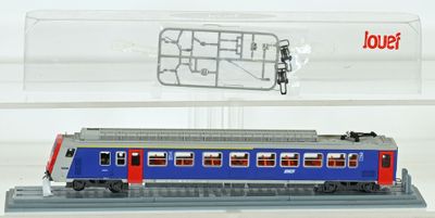 un train bleu et rouge exposé dans une boîte transparente