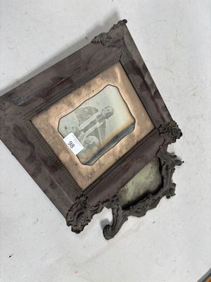 une photo d'un tableau accroché au mur d'une pièce