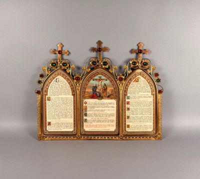deux croix dorées se trouvent au sommet d'un mur doré
