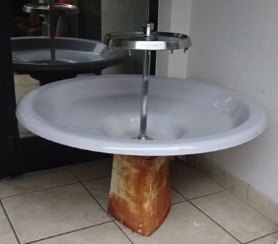 Lavabo fontaine d'école en fonte émaillée.