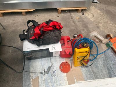 une image représentant un ensemble d'objets posés sur une table