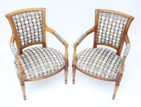 Paire de fauteuils en bois naturel, mouluré et sculpté à dos… (photo 2)