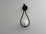 une photo d'un luminaire noir et blanc fixé au mur