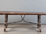 une image représentant une table en bois avec des pieds en fer et un plateau en bois