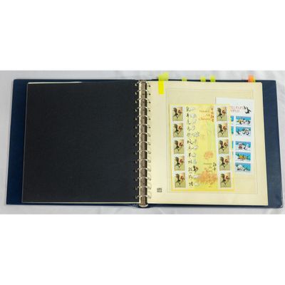 un cahier noir sur lequel est posé un stylo jaune