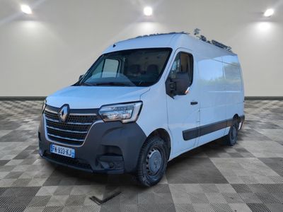 la camionnette blanche est garée dans une grande pièce au sol en damier