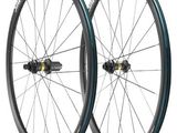 une paire de roues à rayons sur fond blanc