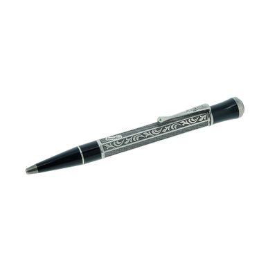 un stylo posé sur une surface blanche