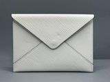 Une enveloppe blanche est posée sur une table.