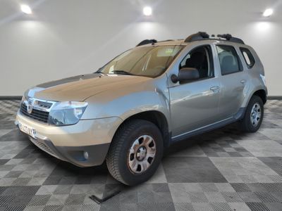 une photo d'une dacia argentée garée dans une pièce