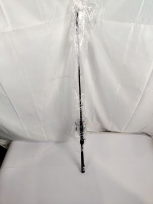 un bâton emballé dans du plastique et posé sur une chaise