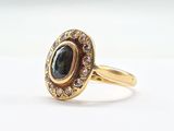 une image représentant une bague en or sertie d'un diamant noir