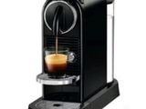 gros plan d'une machine à café avec une tasse de café