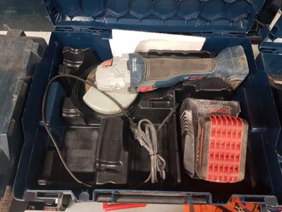 une boîte à outils avec des outils sur le sol