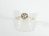 gros plan d'une bague en diamant sur une surface blanche