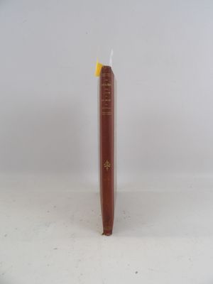 un gros plan d'un livre dans lequel se trouve un stylo