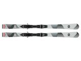 une paire de skis posés l'un à côté de l'autre sur une surface blanche