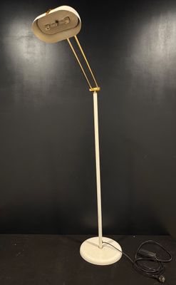 un lampadaire blanc posé sur une table noire, avec un mur noir en arrière-plan