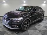 la voiture noire est garée sur un sol en damier dans le garage