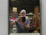 un homme se prenant en photo dans un miroir