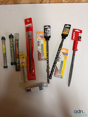 les nombreux types d'outils qui se trouvent sur la table