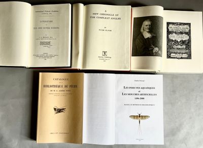 plusieurs livres ouverts posés les uns à côté des autres sur une table