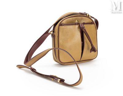 une photo d'un petit sac beige muni d'une bandoulière marron