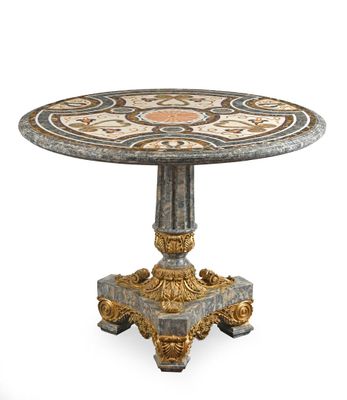 GUÉRIDON en placage de marbre et pierre dure, le plateau ron…
