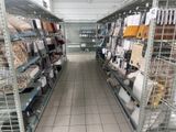 de nombreux articles à vendre sur les étagères du magasin