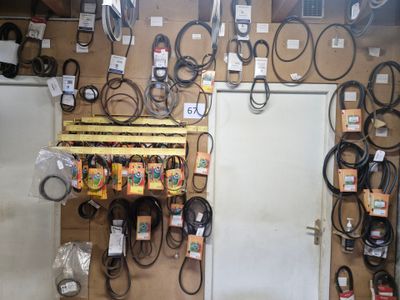 une photo montrant un ensemble d'appareils électriques accrochés à un mur